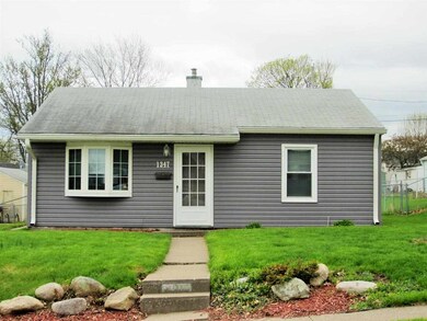 1347 W 38th Place, Davenport, IA 52806 - photo 2