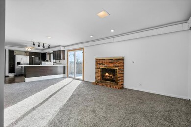 3733 2nd Ave SW, Cedar Rapids, IA 52404 - photo 4