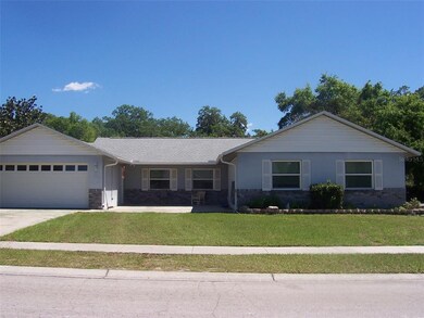 Between house and garage is a nice open air patio