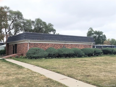 1806 Colonial Village Way unit 3, Waterford, MI 48328 - photo 4