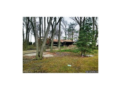 5579 E Lake Rd, Sheffield Lake, OH 44054 - photo 2