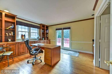 9435 Lakeside Dr, Vienna, VA 22182 - photo 4