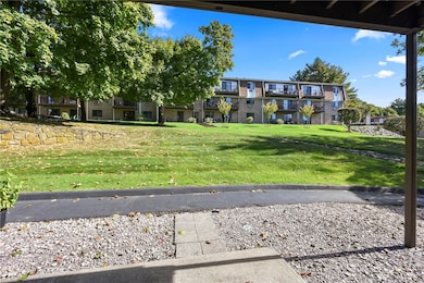 750 Quaker Ln unit B101, East Greenwich, RI 02818 - photo 2