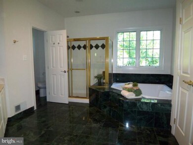 5201 Summit Dr, Fairfax, VA 22030 - photo 5