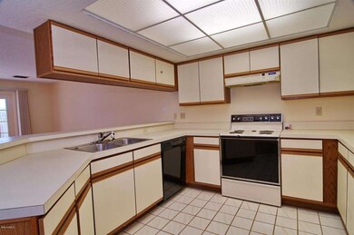 Kitchen lots of cabinets