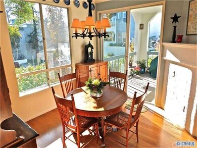 Sliding glass doors from dining room to FRONT PATI