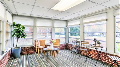 *SUNROOM/SCREENED IN PORCH FINISHED WITH LIGHT, EL