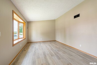 1016 Calvin St, Davenport, IA 52804 - photo 4