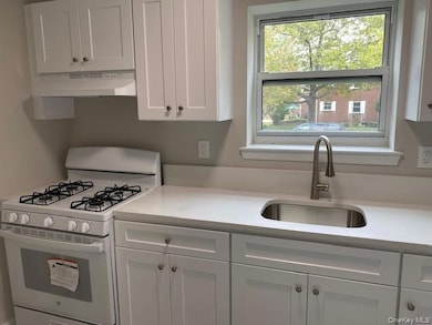 260-18 75th Ave unit 1st fl, Glen Oaks, NY 11004 - photo 5