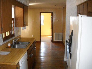 Kitchen to Family Rm