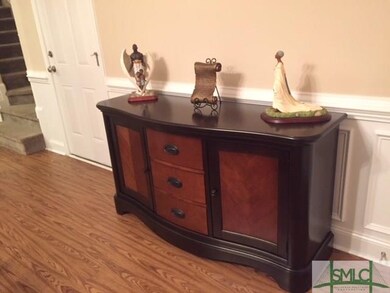 CROWN MOLDING WITH BEAUTIFUL LAMINATE FLOORING