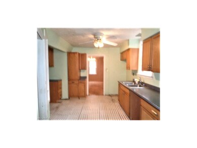 3399 Superior Park Dr, Cleveland Heights, OH 44118 - photo 4