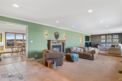 Flexible family zone with double fireplace