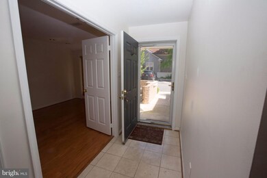 5719 Mayfair Manor Dr, Rockville, MD 20852 - photo 3