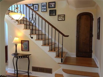 Entry/Foyer.