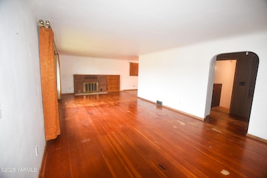 803 Adams Ave, Toppenish, WA 98948 - photo 3