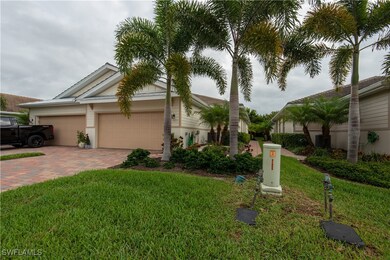 View of front facade featuring a front lawn and a