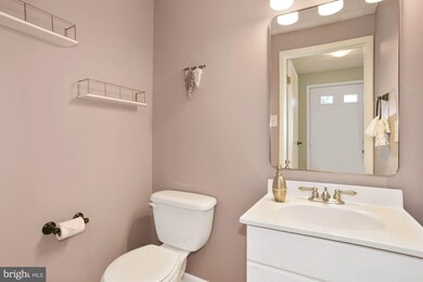 6806 Montivideo Square Ct, Falls Church, VA 22043 - photo 4