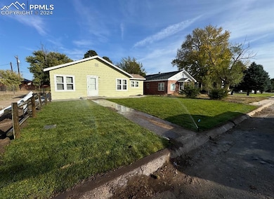 View of front of home featuring a front lawn