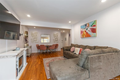 Barclay Tenants' Corporation unit 2L, Great Neck, NY 11021 - photo 6