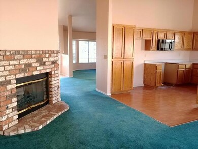 043-818228 - Family room 2