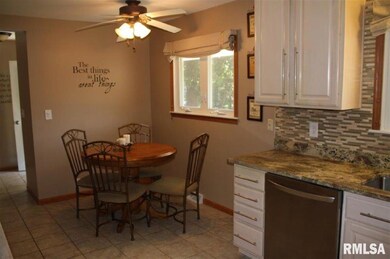 1524 Fairlane Dr, Bettendorf, IA 52722 - photo 4