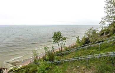 5_7229LakeviewAve_2005_LowRes