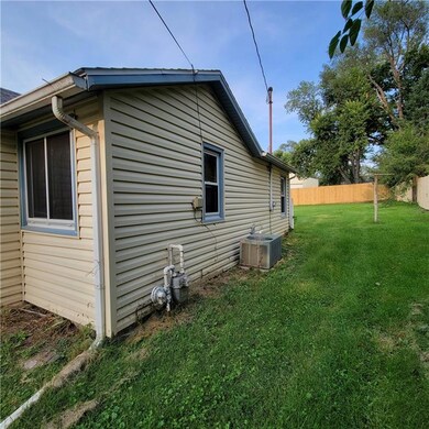 340 Hickory St, Newton, IA 50208 - photo 4