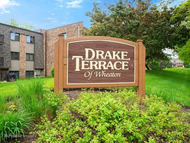 This unit is all about location! Close to Cantigny