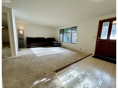 Living Room/Entrance