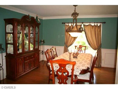 Dining Room - The dining room features 2-piece cro