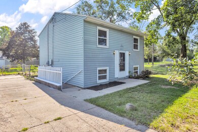 3821 Burchfield Dr, Lansing, MI 48910 - photo 3