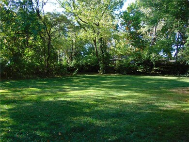 Larger fenced backyard - good place for a garden, 