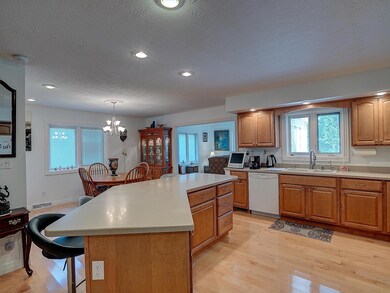 7 Main Floor Kitchen : Dining<|>Public<|