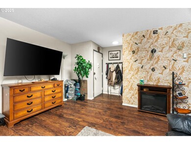 Living Room/Entrance
