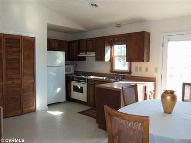 Cafeteria/Kitchen - Enjoy cooking in this kitchen