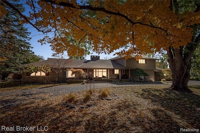 7357 W Greenwich Dr, Bloomfield Hills, MI 48301 - photo 2