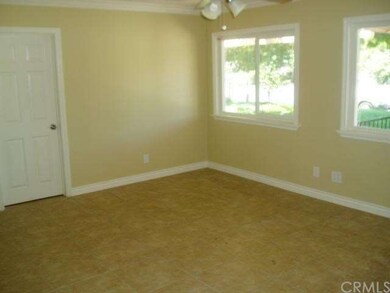 LARGE LIVING ROOM!