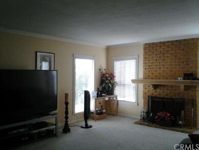Living Room w/Fireplace, Crown Molding, Windows En