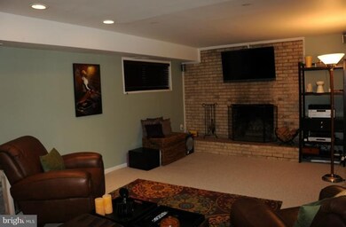 7909 Bethelen Woods Ln, Springfield, VA 22153 - photo 3