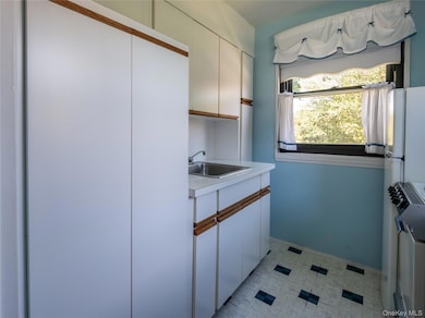 244-16 57th Dr unit 2nd Floor, Little Neck, NY 11362 - photo 4