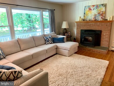 411 Chestnut Ave, Washington Grove, MD 20880 - photo 3