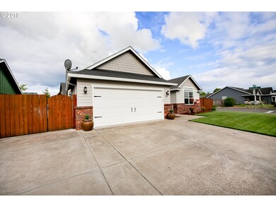 947 S 9th St, Harrisburg, OR 97446 - photo 2
