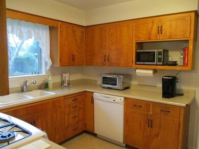 935 SW Spruce St, Grants Pass, OR 97526 - photo 3