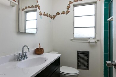 351 Fairfax Ave-MLS_Size-007-5-Master Ba