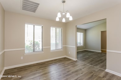 006-photo-dining-room-10888535