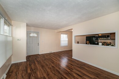 416 James Ct unit B, Glendale Heights, IL 60139 - photo 2