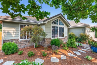 706 Daffney Ln, Central Point, OR 97502 - photo 4