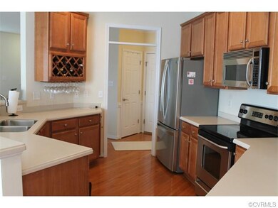 KITCHEN WITH STAINLESS STEEL APPLIANCES