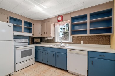 780 Whittenton St, Taunton, MA 02780 - photo 5